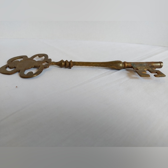 Vintage Large Solid Brass Skeleton Key Decorative Paperweight - Picture 3 of 8